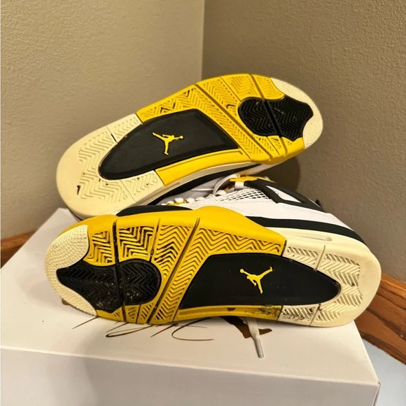 Women’s Air Jordan 4 Retro size 10 - Picture 8 of 10